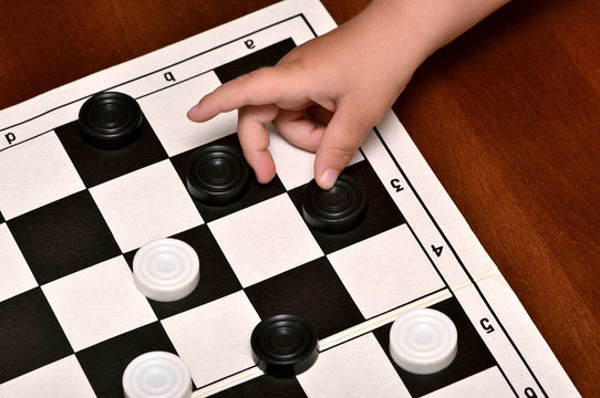 小男孩玩跳棋