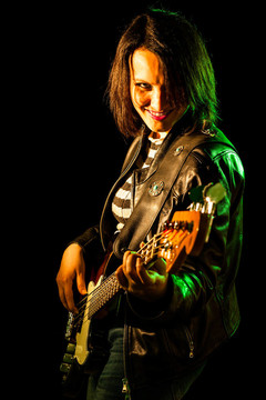 女子在Bass