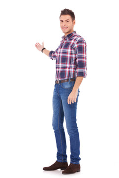 穿便服的年輕人