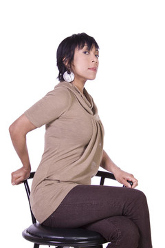美女擺在椅子上