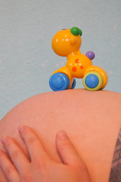 孕婦肚子上的一個好玩的玩具
