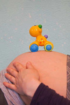 孕婦肚子上的一個好玩的玩具
