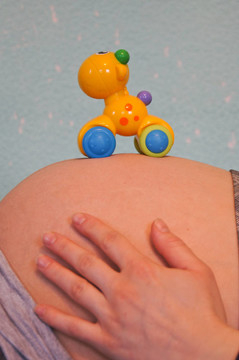 孕婦肚子上的一個好玩的玩具