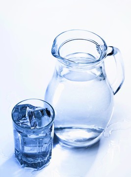玻璃里的新鮮水和冰塊