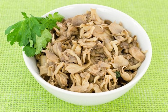 蘑菇炒？在黃油