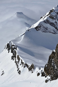 位于奧地利阿爾卑斯山的美麗白雪覆蓋的山脊