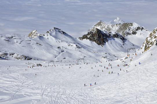 在Kitzsteinhorn Kaprun附近的滑雪場(chǎng)滑雪；奧地利阿爾卑斯