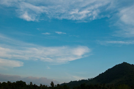 藍(lán)天與山。