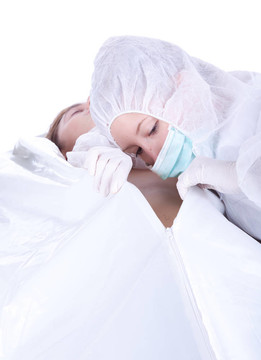 法醫(yī)病理學家在謀殺收集證據(jù)；死亡的年輕人對死者的包