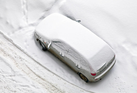 車被雪覆蓋。俄羅斯冬季降雪大。前視圖