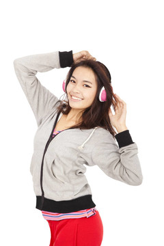 年輕女子聽音樂跳舞