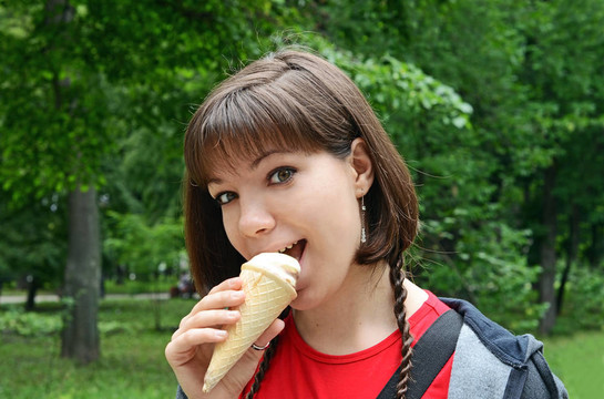 公園里有冰淇淋的年輕女子