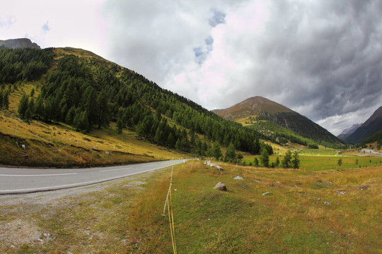 曲折和危險(xiǎn)的道路，意大利；Dolomites