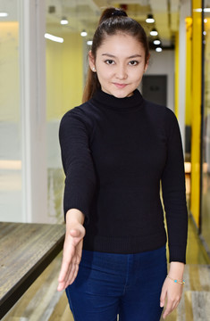 邀請握手姿勢的女人