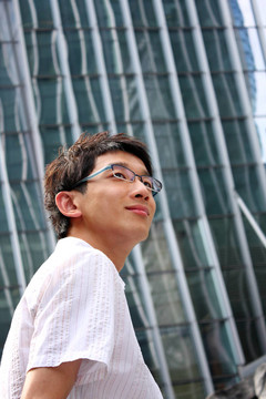 亞洲青年；英俊的商人在辦公樓