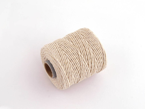 字符串或纏繞在一個簡單的白色背景的球。