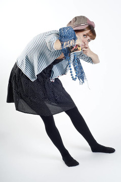 帽子和項(xiàng)鏈藍(lán)的女孩