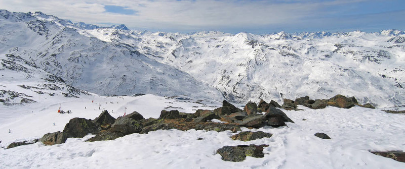 與滑雪道法國(guó)山大全景，貝婁在山谷；Val Thorens站；法國(guó)；阿爾卑斯山