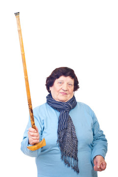 心煩意亂的老婦人展示她的手杖