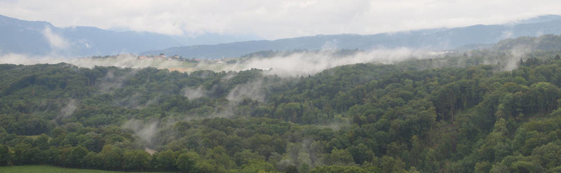 的土地和霧從法國(guó)montrottier城堡塔森林景觀；法國(guó)；阿爾卑斯山；全景