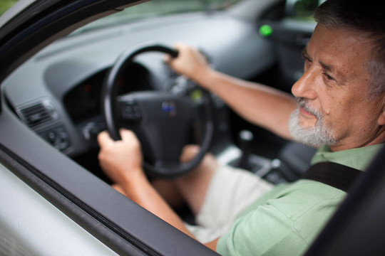 英俊的高級(jí)男子駕駛汽車