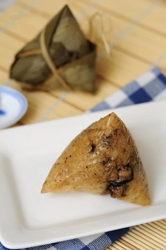 白盤子上的中國餃子