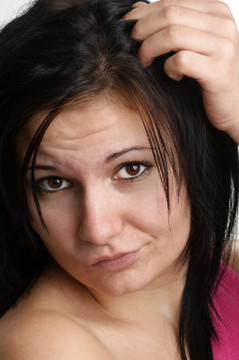一個(gè)年輕女人正在玩弄她的長發(fā)