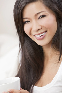 美麗的中國東方亞洲女人喝茶或咖啡