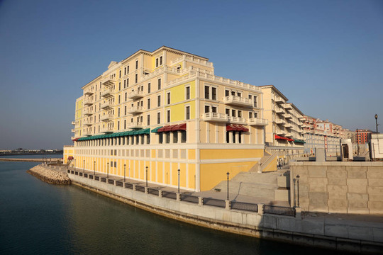 在多哈明珠卡塔爾坎兒井區(qū)濱水建筑；