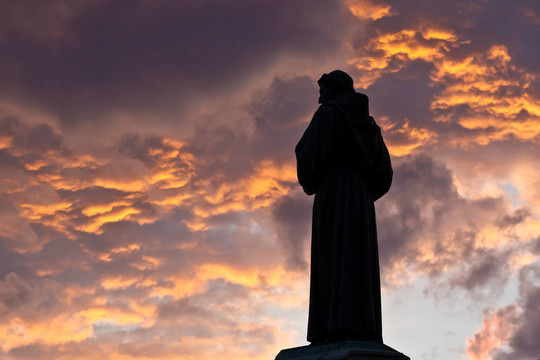 Monk Silhuete和Dusky Cloudy Sky