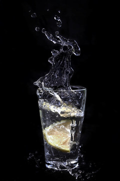 飛濺的水