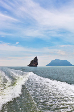風(fēng)景如畫的島嶼巖石和海上霧
