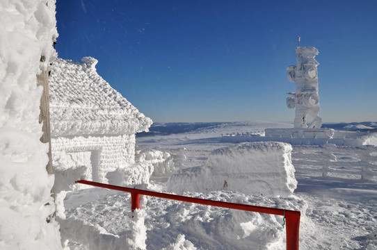 冰雪覆蓋的氣象站