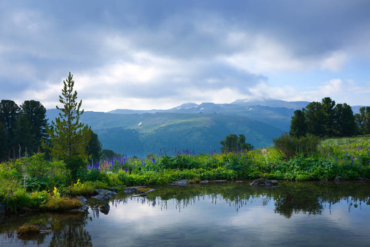 山地湖泊的陰郁景觀