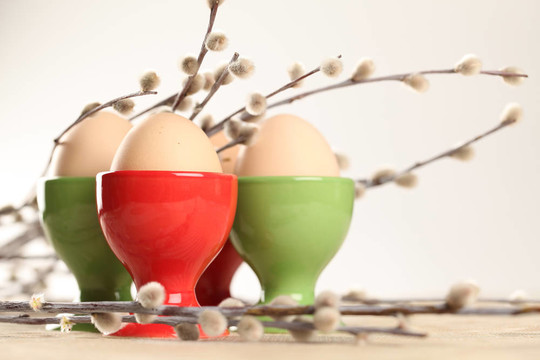 在紅色和綠色eggcups雞蛋