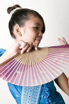 亞洲女孩與風(fēng)扇