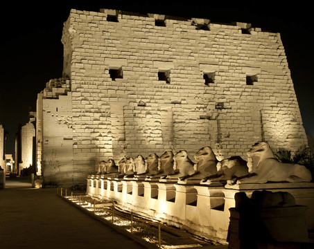 卡納克寺在夜間在盧克索