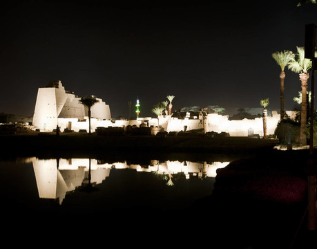 卡納克寺在夜間在盧克索
