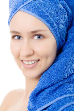 女人用毛巾头蓝孤立笑