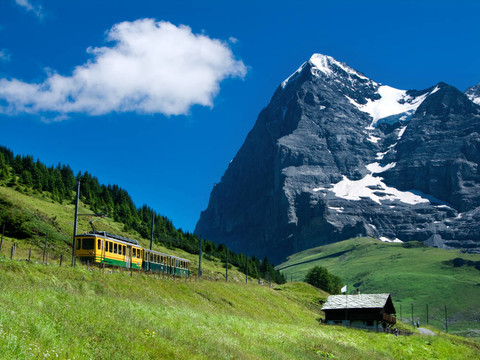 少女峰鐵路列車在艾格爾山山；瑞士