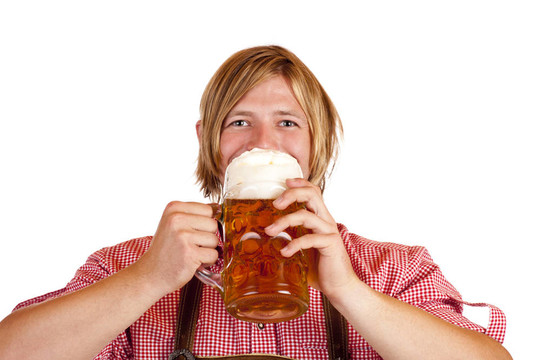 快樂的巴伐利亞人喝了啤酒杯