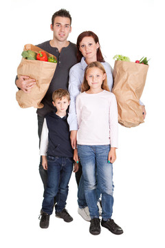 幸福家庭与食品购物袋