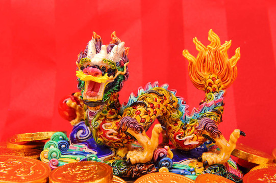 中國(guó)新年的裝飾品--傳統(tǒng)舞龍；金幣和錢(qián)的紅包；紅鞭炮