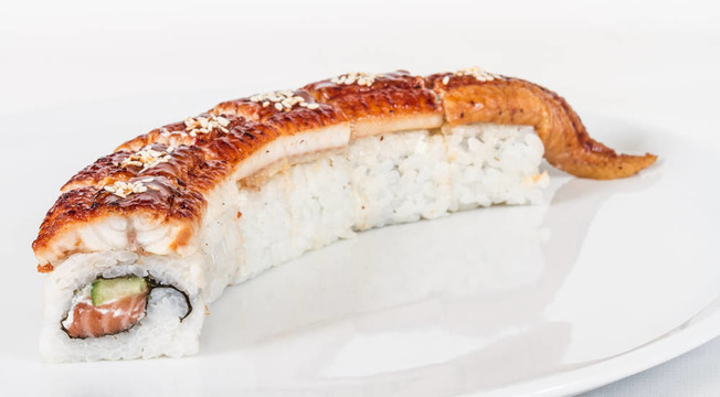 日本傳統(tǒng)美食- Maki Roll黃瓜，奶油奶酪和生鮭魚和鰻魚