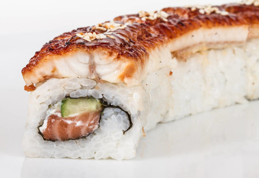 日本傳統(tǒng)美食- Maki Roll黃瓜，奶油奶酪和生鮭魚和鰻魚