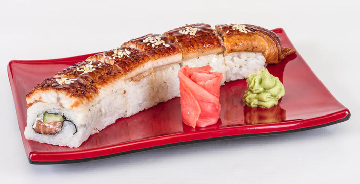 日本傳統(tǒng)美食- Maki Roll黃瓜，奶油奶酪和生鮭魚和鰻魚