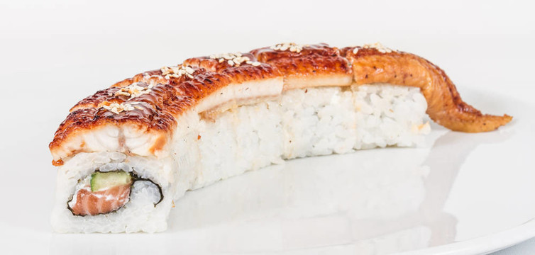 日本傳統(tǒng)美食- Maki Roll黃瓜，奶油奶酪和生鮭魚和鰻魚