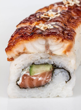 日本傳統(tǒng)美食- Maki Roll黃瓜，奶油奶酪和生鮭魚和鰻魚