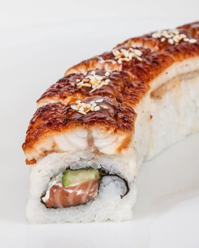 日本傳統(tǒng)美食- Maki Roll黃瓜，奶油奶酪和生鮭魚和鰻魚