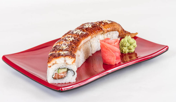 日本傳統(tǒng)美食- Maki Roll黃瓜，奶油奶酪和生鮭魚(yú)和鰻魚(yú)